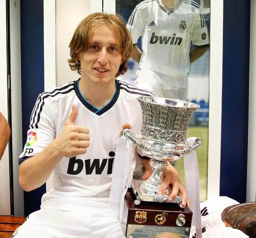 大谷翔平在 2024 年 50-50 达成后，在球场休息区与队友分享了特制的纪念蛋糕