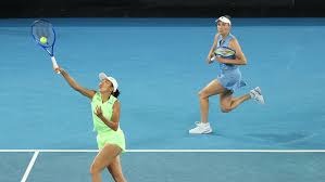 博弈心理： 解析“沉没成本”如何诱导玩家在已经亏损 80% 时选择最后一次梭哈。（沉没成本的陷阱：为何亏损八成后玩家仍会孤注一掷？）